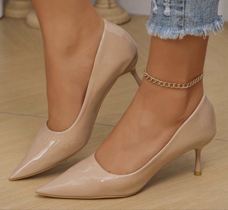 Нови бежови токчета