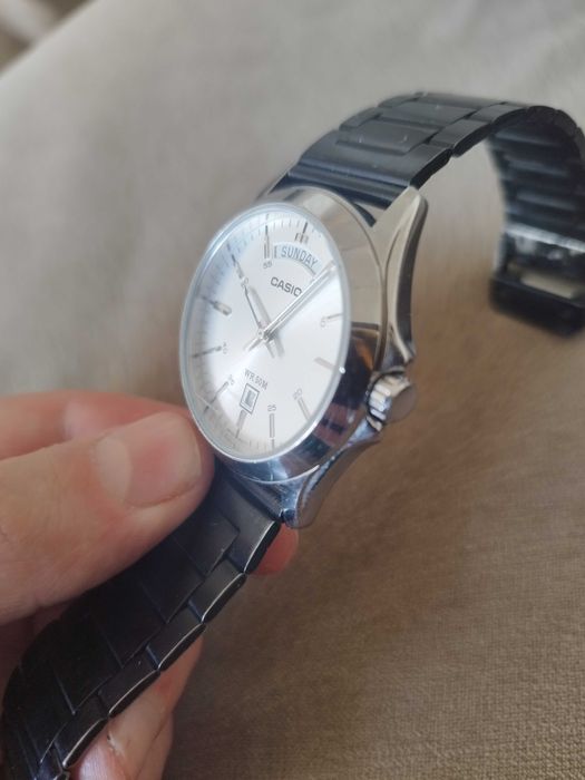 Часовник CASIO MTP-1370, с драскотина по стъклото