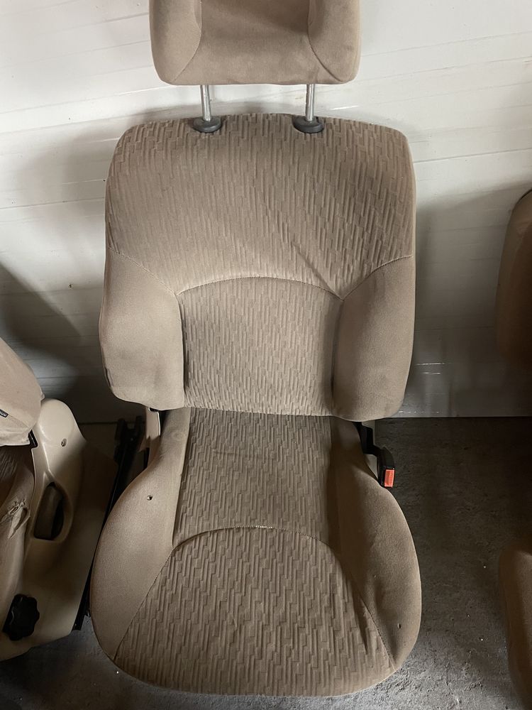 Седалки за Нисан Терано 2 гр. Елена • OLX.bg