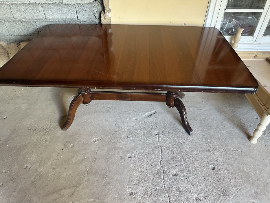 Yaxshi holatdagi 8 kishilik  stol stul sotiladi