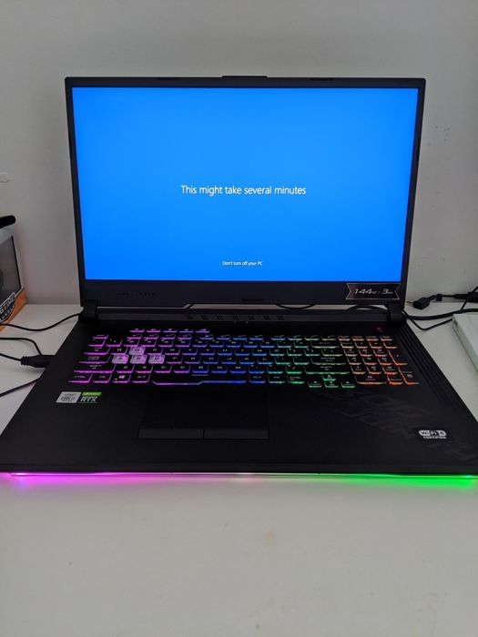 Rog strix G17 ecran 17,3 inch 144hz Ryzen7 6800hx rtx 3050 nou impecabil