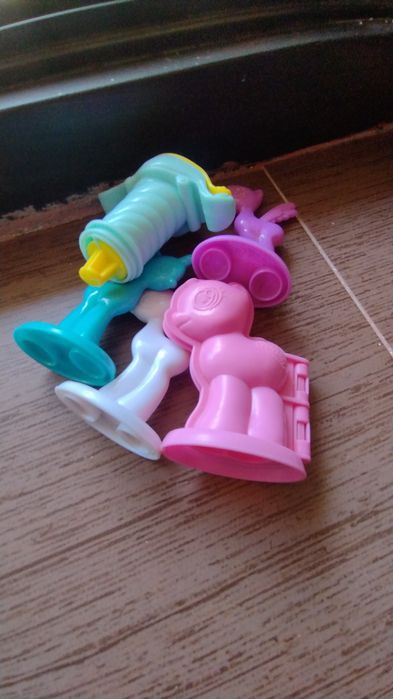Vând 2 seturi plastilina Play Doh originale