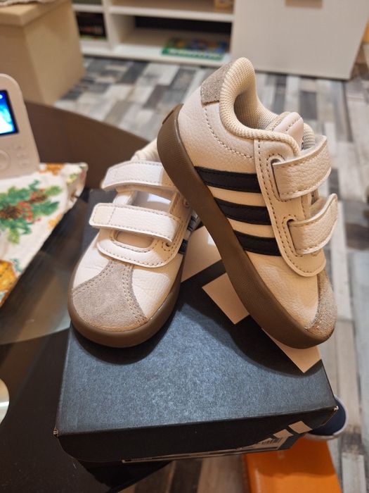 Бял Адидас номер 22