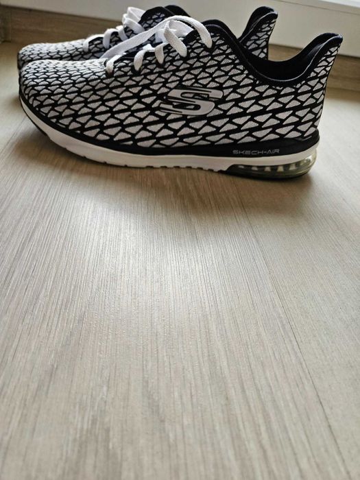 Маратонки обути по един два пъти