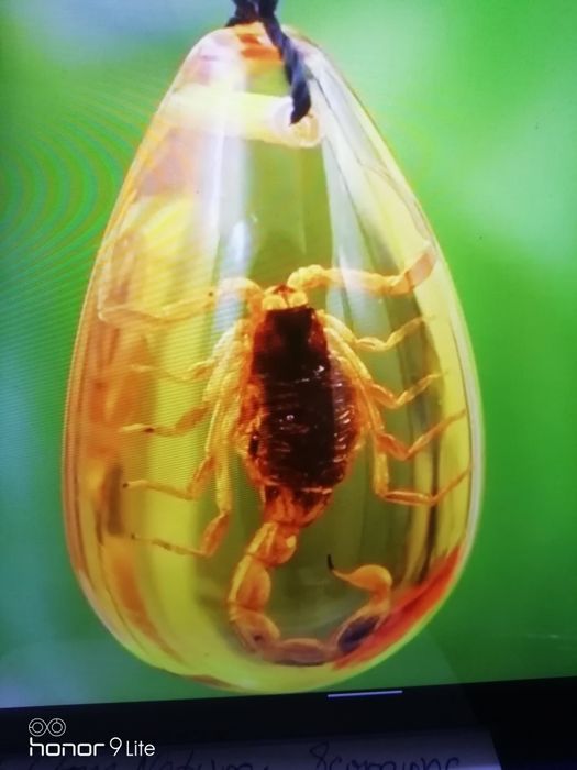 Колиета от кехлибар с естествени и метални скорпиони и синджирчета