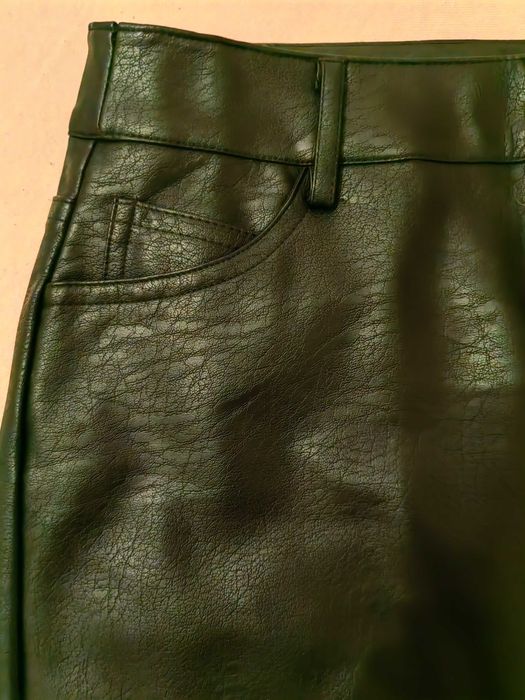 Reserved кожена пола по тялото