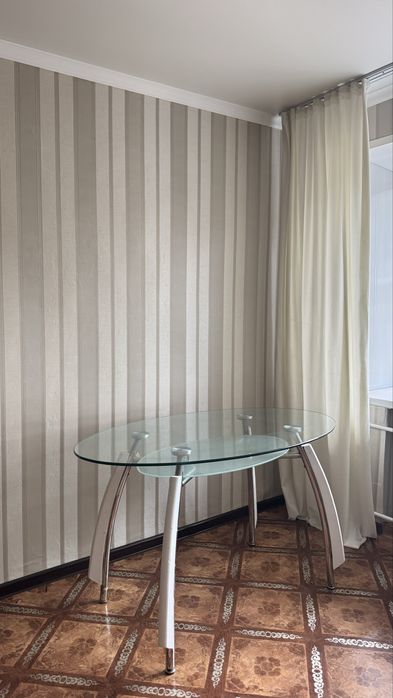 Продается стеклянный стол 13 000 тг.