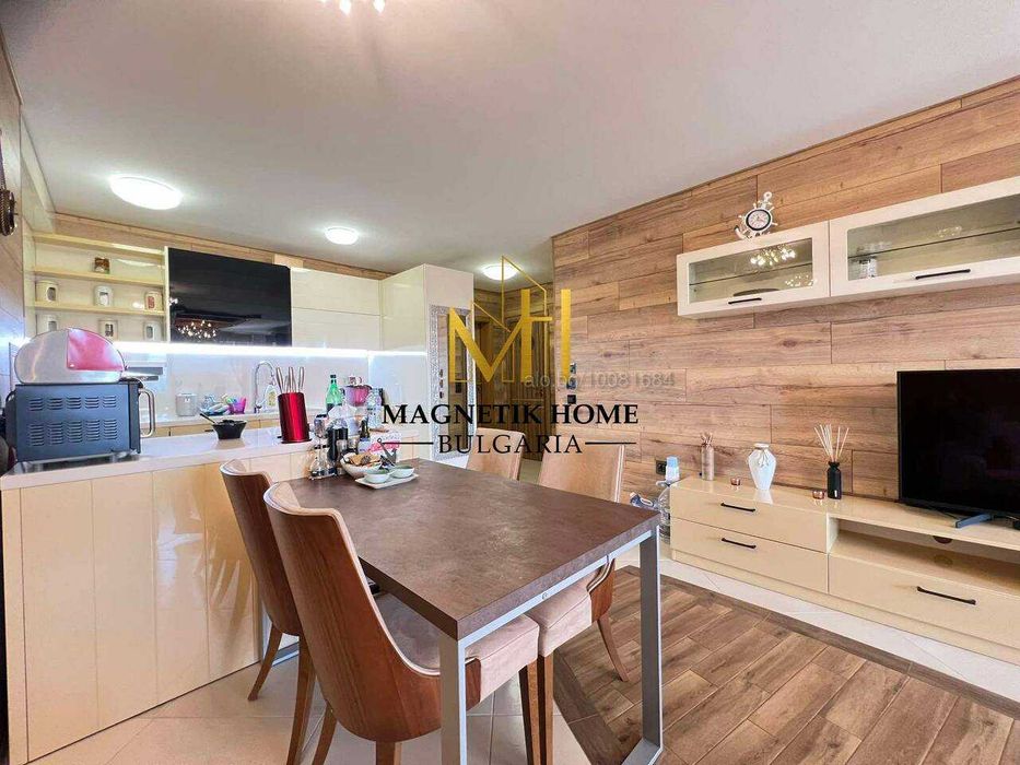 Луксозен двустаен апартамент с 2 бани и паркомясто в супер център