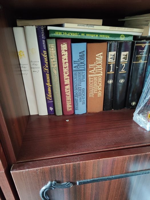 Продавам книги запазени