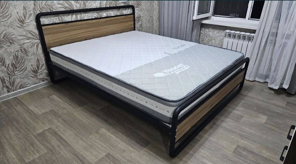 Кровать с матрасом