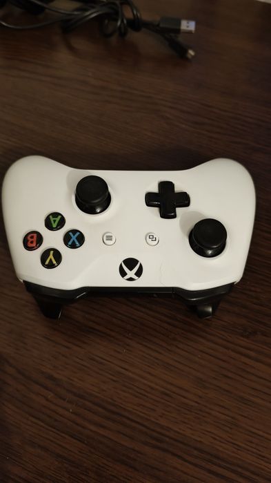 Xbox One S 1tb + Volan Trustmaster + controler + jocuri