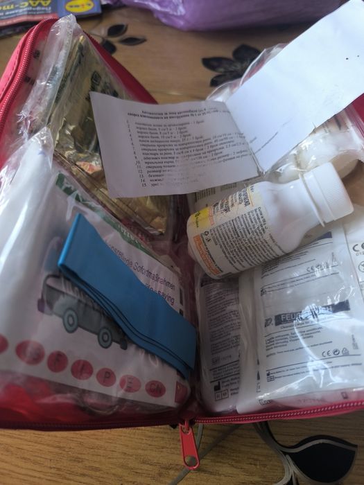 Продавам пожарогасител и аптечка за кола