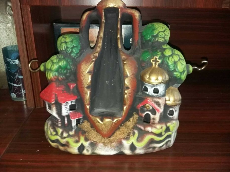 Декорация от глина с битов мотив с място за малко шише и 2 чашки