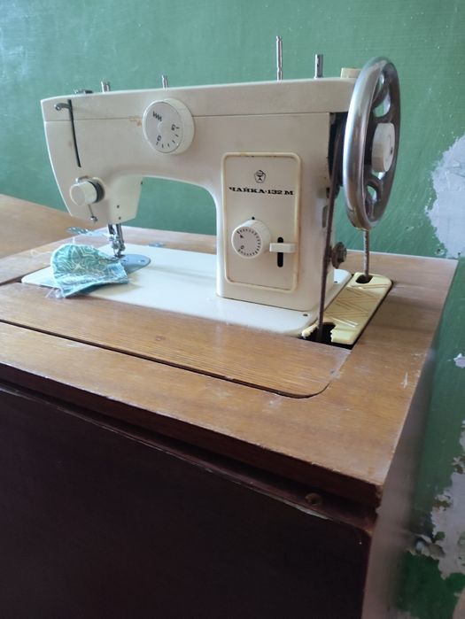 Продам швейную машинку Чайка