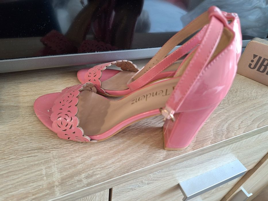 Официални розови обувки