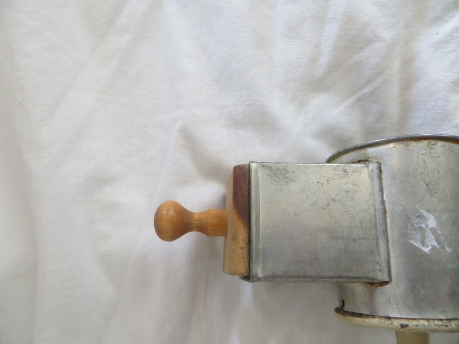 Ретро машинки за мелене на зърна, орехи, резачка за яйца