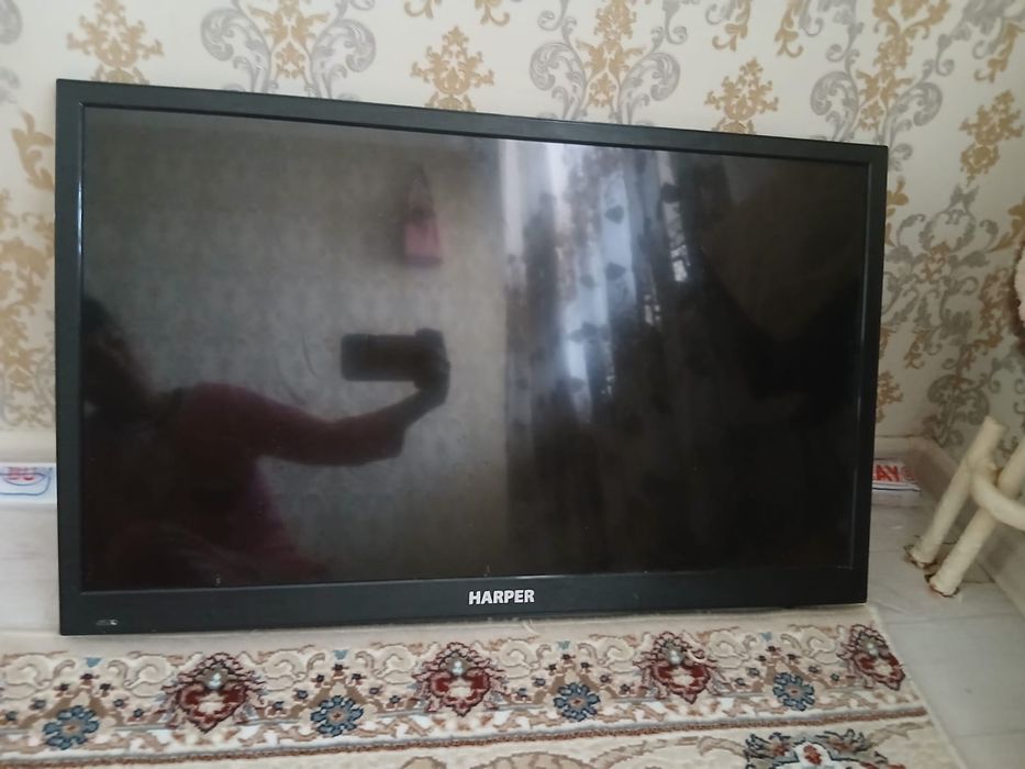 lED телевизор  81 см