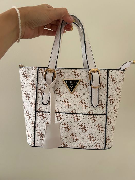 Дамска чанта Guess
