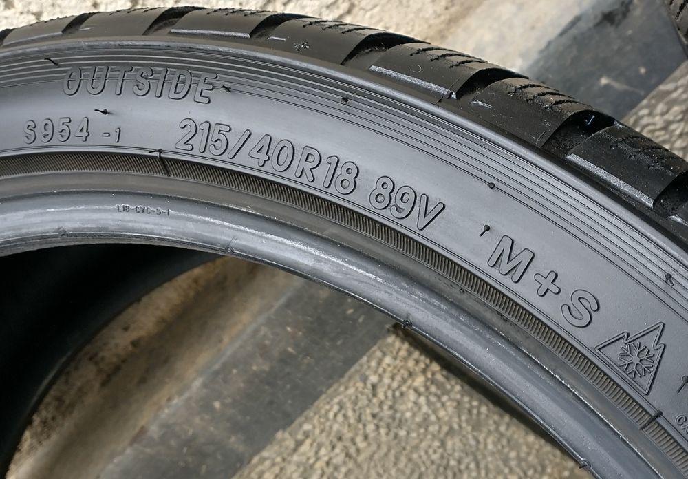 Anvelope  de iarna 215 40 R18 M+S Toyo profil ca Nou -7.8 mm