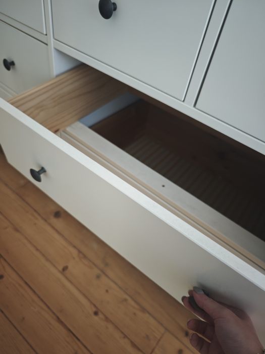 Vând 2 comode HEMNES cu 8 sertare
