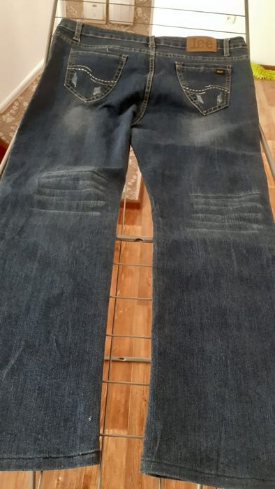 Продам джинсы на 54 размер