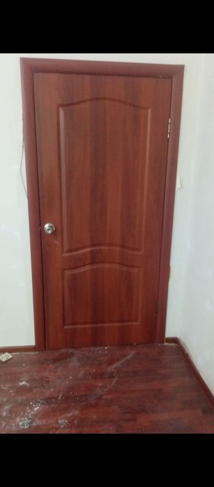 Двери и ламинат в хорошем состоянии