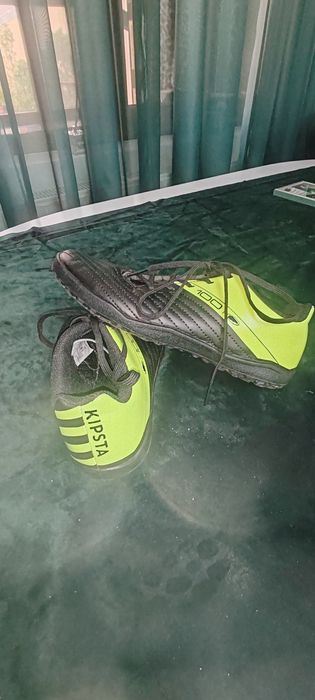 Adidași cu crampoane mici