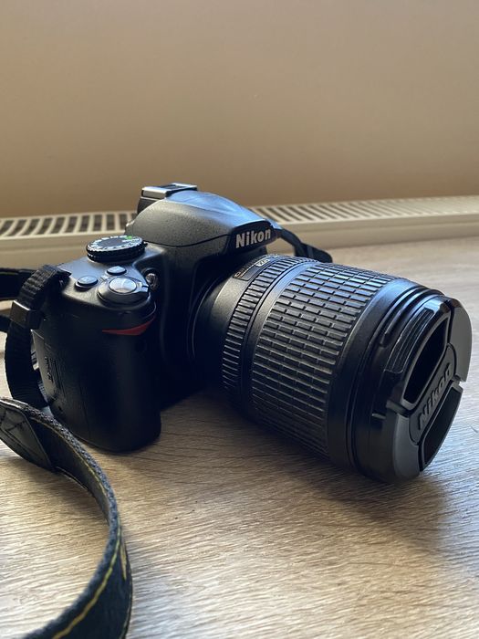 Nikon D3000 + obiectiv Nikon 18-105mm VR