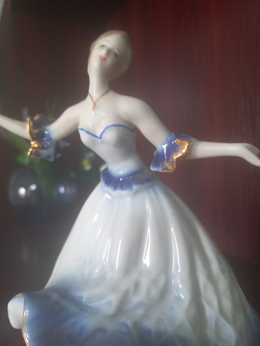 Продаётся фарфоровая статуэтка..производство Венгрия.белоснежныи фарфо