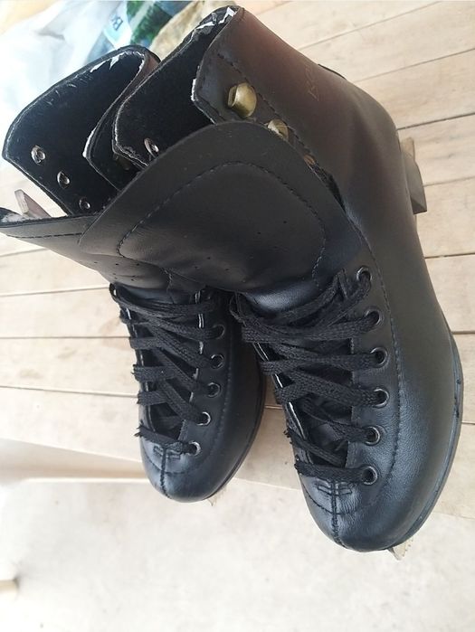 Vand patine artistice, negre, mărimea 35, stare foarte buna