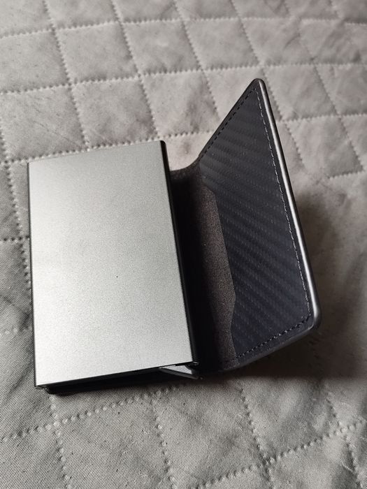 Кожен портфеил +държач за карти с RFID защита