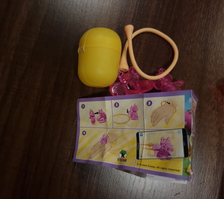 Играчки Kinder Surprise - 1 макси яйце и 6 яйца.