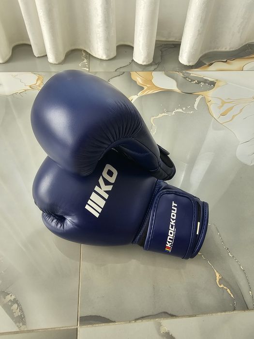Mănuși și  cască BOX..