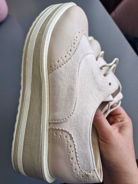 Бежови мокасини с връзки