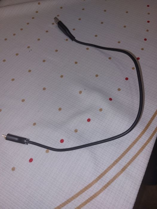 Различни кабели и зарядни