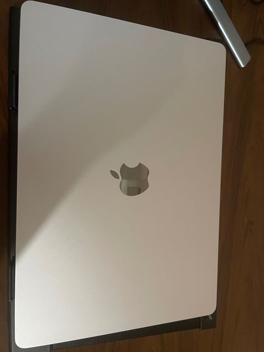 Продавам MacBook Air 15” 2023