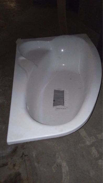 Срочно продам угловую ванну
