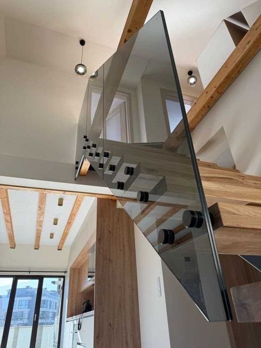 стъклени парапети по стълбища