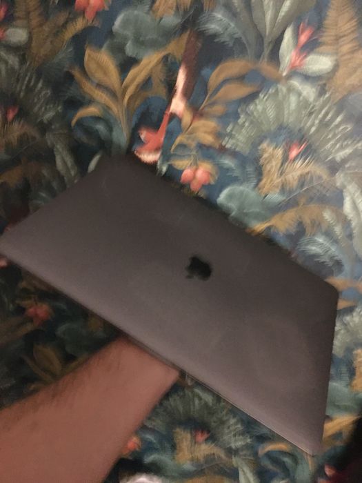 Macbook Pro 15 Inch Touchbar 16gb ram 256gb ssd i7 Amd radeon video