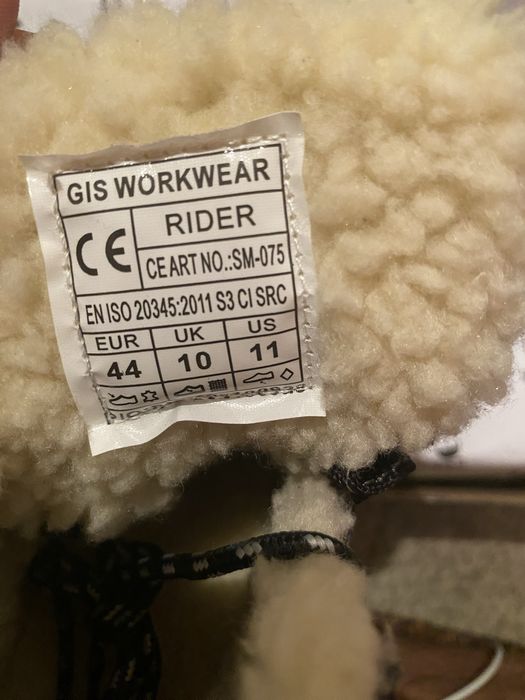 Продам зимние спецботинки новые.