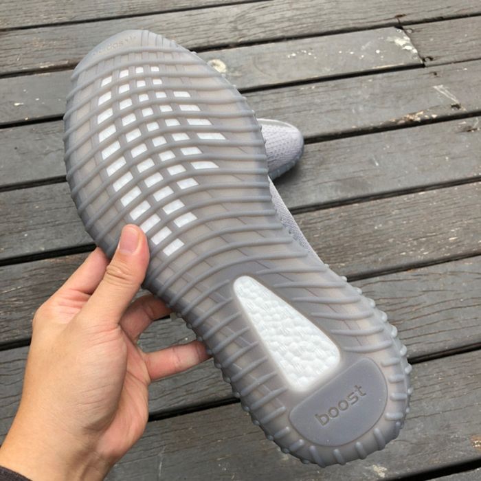 yeezy 350 gri cu alb