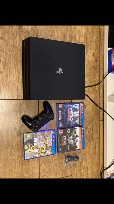 PS4 Pro 1TB с три игри и джойстик
