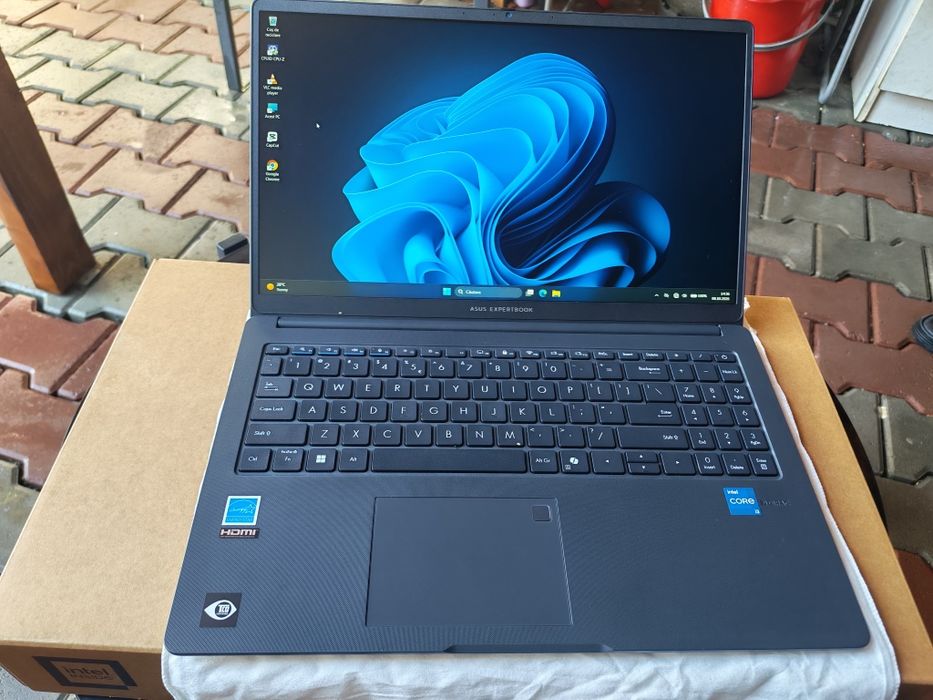 laptop asus i3 generatia 13 ca nou