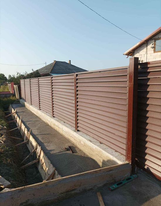 Garduri si porti stil jaluzea plasa bordurata sipca metalica fier forjat tabla cutata si alte modele.