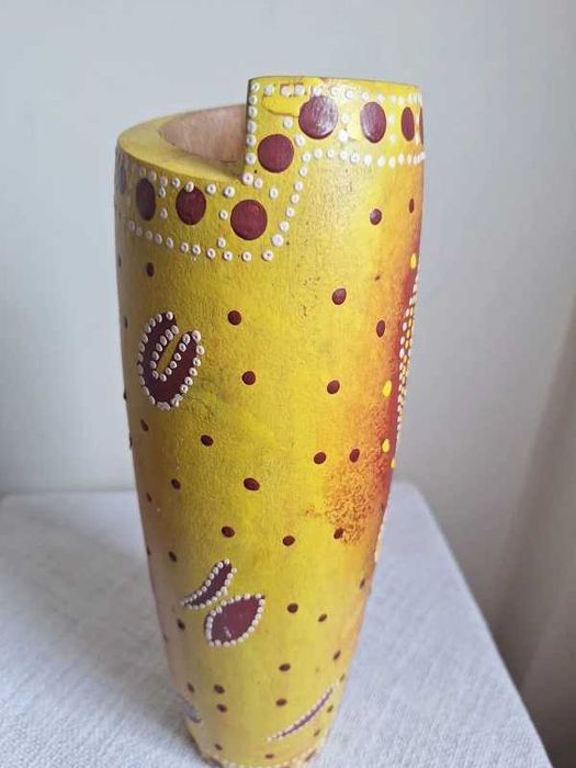 Vază din lemn pictată manual – artizanat Australia, stil aborigen, 27 cm