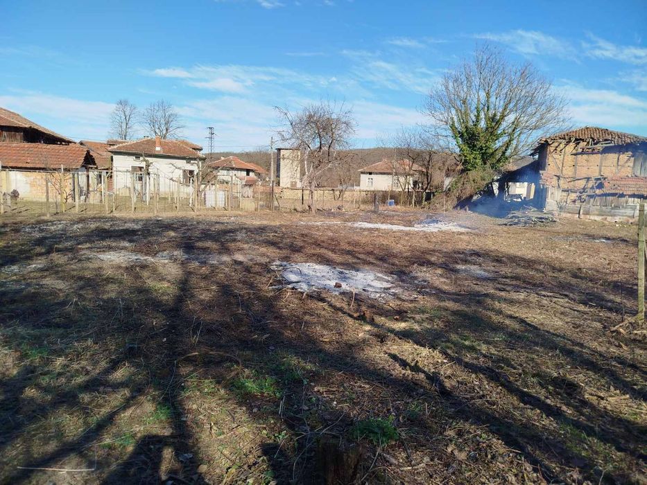 Къща със селскостопанскиа постройка и дворно място 1300кв.м в с. Горна