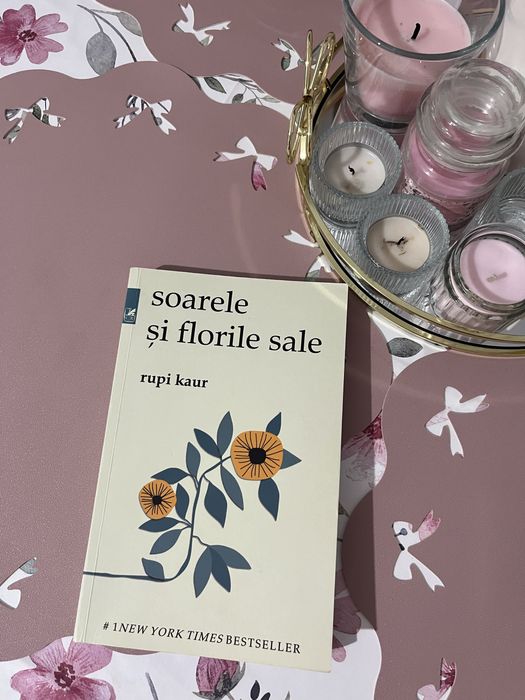 Set cărți Rupi Kaur "Soarele și florile sale" și "Lapte și miere"