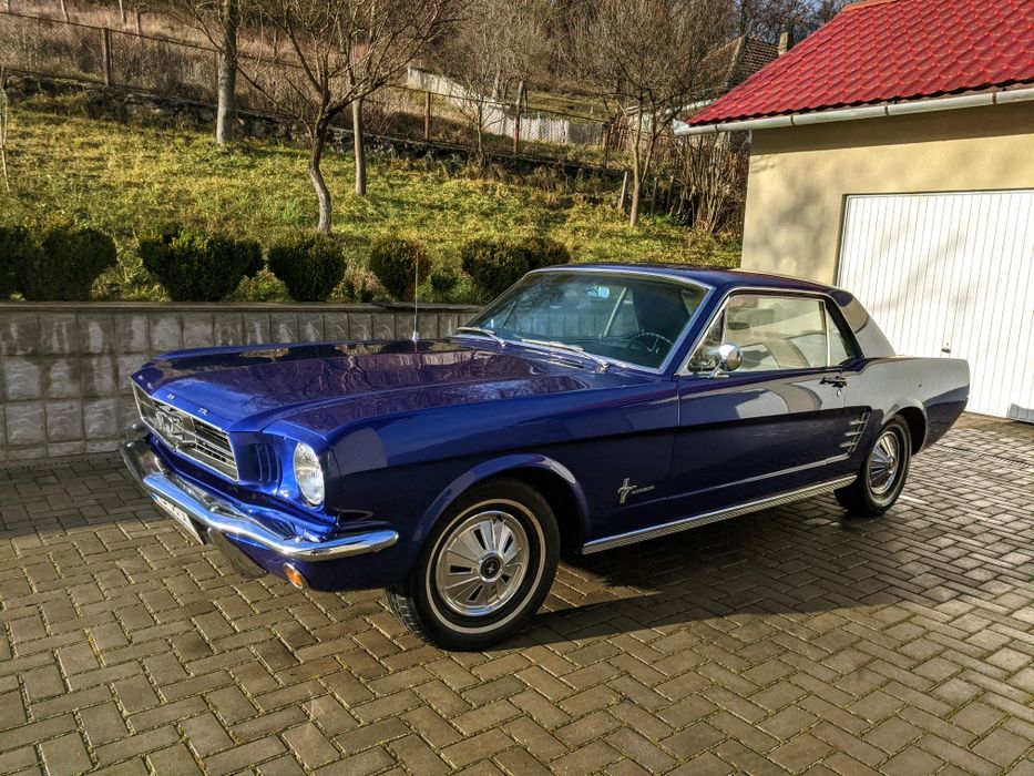 Ford Mustang vehicul istoric in talon