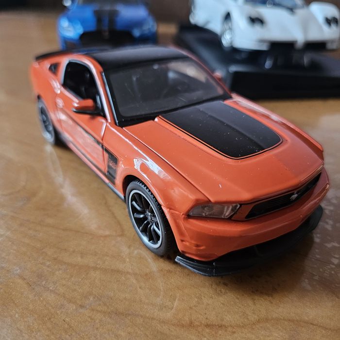 Метални модели коли в мащаб 1:18 и 1:24.