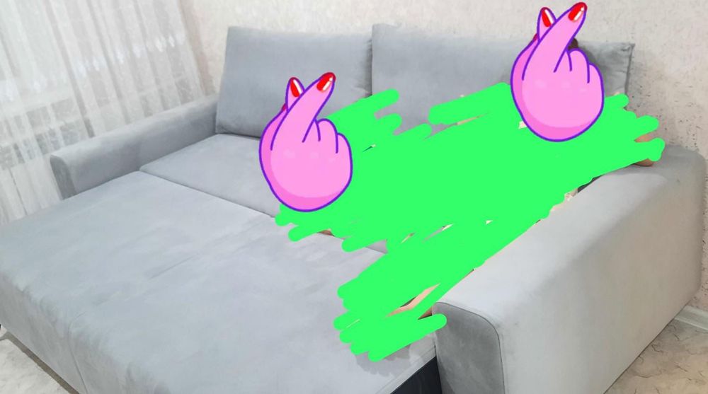 Гостиной хороший диван.